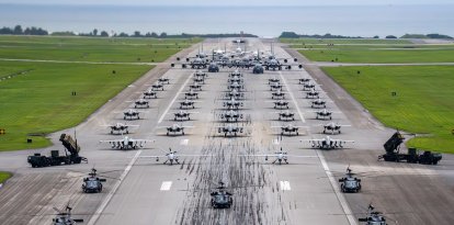 Aviones de la Fuerza Aérea y de la Marina de los Estados Unidos, junto con baterías de misiles Patriot del Ejército de los Estados Unidos, se alinean en la pista para un paseo de elefantes durante un ejercicio rutinario de preparación operativa en la Base Aérea de Kadena, Japón, 6 de mayo de 2025.