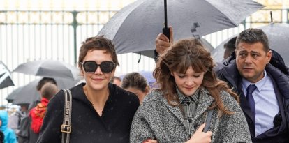 Maggie Gyllenhaal y Ramona Sarsgaard llegan al desfile de Dior durante la Semana de la Moda de París Womenswear Primavera/Verano 2023 en París, Francia.
