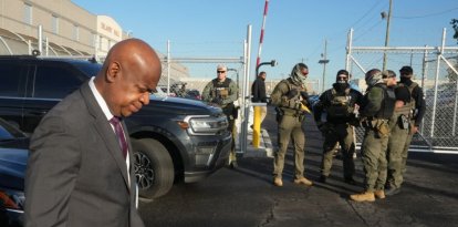 El alcalde de Newark, Ras Baraka pasa junto a agentes del ICE