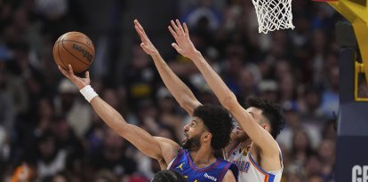 El escolta de los Nuggets de Denver Jamal Murray, atrás a la izquierda, sube a canasta mientras el escolta de los Thunder de Oklahoma City Cason Wallace, delante, y el alero Chet Holmgren defienden en la segunda mitad del tercer partido de las semifinales de la Conferencia Oeste de los playoffs de baloncesto de la NBA, el viernes 9 de mayo de 2025, en Denver.