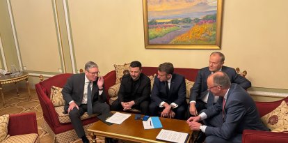 En esta fotografía tomada y difundida por el Ministerio de Asuntos Exteriores ucraniano el 10 de mayo de 2025, (de izq. a dcha.) el primer ministro británico Keir Starmer, el presidente ucraniano Volodymyr Zelensky, el presidente francés Emmanuel Macron, el primer ministro polaco Donald Tusk y el canciller alemán Friedrich Merz asisten a una llamada telefónica con el presidente estadounidense tras su reunión en Kiev, en medio de la invasión rusa de Ucrania.