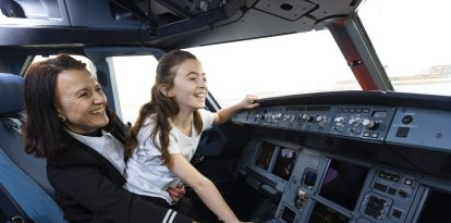 La piloto Debbie Thomas y su hija Harriet Thomas durante una campaña del Día de la Madre