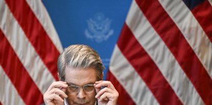 El Secretario del Tesoro de EE.UU., Scott Bessent, gesticula durante una rueda de prensa en Ginebra el 12 de mayo de 2025, para dar detalles de "avances sustanciales" tras una reunión a puerta cerrada de dos días entre altos funcionarios de EE.UU. y China destinada a poner fin a una devastadora guerra arancelaria.