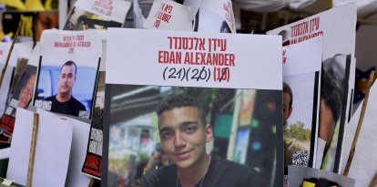 Un cartel con el rostro del rehén israelí-estadounidense Edan Alexande