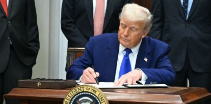 Donald Trump firmando una orden ejecutiva