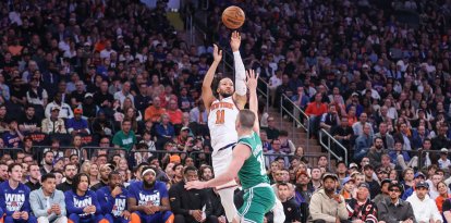 Jalen Brunson lanza un triple ante el base de los Boston Celtics Payton Pritchard