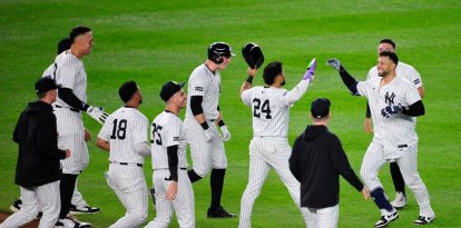 Los jugadores de los Yankees celebran el triunfo
