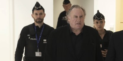 Gerard Depardieu, escoltado por varios agentes de policía
Associated Press / LaPresse
Only italy and spain