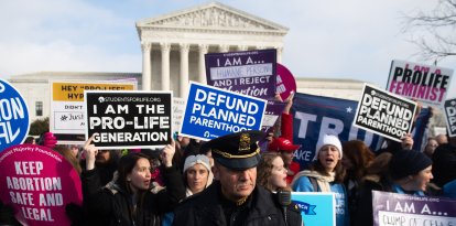 Activistas provida participan en la "Marcha por la Vida", un evento anual para conmemorar el aniversario del caso Roe vs Wade de la Corte Suprema de 1973, que legalizó el aborto en los Estados Unidos, frente a la Corte Suprema de los Estados Unidos en Washington, DC, 18 de enero de 2019.