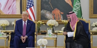 El presidente Donald Trump y el príncipe heredero saudí Mohammed bin Salman hablan durante una ceremonia de café en la Terminal Real del Aeropuerto Internacional Rey Jalid en Riad, Arabia Saudí, el martes 13 de mayo de 2025. (AP Photo/Alex Brandon)