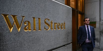 Una persona camina cerca de la Bolsa de Valores de Nueva York