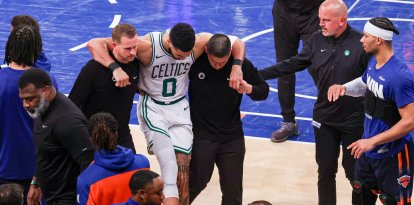12 de mayo de 2025; Nueva York, Nueva York, EE.UU.; El alero de los Boston Celtics Jayson Tatum (0) es ayudado a salir de la cancha tras una lesión en la segunda mitad durante el cuarto partido de la segunda ronda de los Playoffs de la NBA 2025 contra los New York Knicks en el Madison Square Garden. Tatum abandonaría el partido lesionado tras esta jugada.
