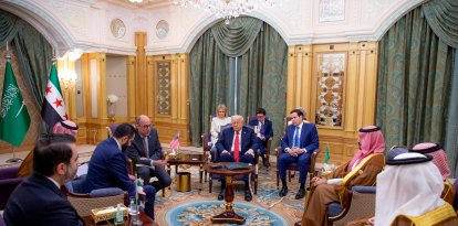 Una imagen facilitada por el Palacio Real saudí muestra al presidente estadounidense, Donald Trump (C), al secretario de Estado, Marco Rubio (C-R), al presidente interino de Siria, Ahmed al-Sharaa (2º izda.), al ministro de Exteriores sirio, Asaad al-Shaibani (izda.), y al príncipe heredero saudí, Mohammed bin Salman (dcha.), reunidos en Riad el 14 de mayo de 2025. Trump se convirtió el 14 de mayo en el primer presidente estadounidense en 25 años en reunirse con un líder sirio, después de ofrecer un alivio de las sanciones con la esperanza de ofrecer un nuevo camino al país asolado por la guerra.