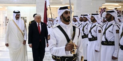 El emir de Qatar, jeque Tamim bin Hamad al-Thani (izq.), y el presidente estadounidense, Donald Trump, pasan revista a las guardias de honor en Doha el 14 de mayo de 2025. Trump aterrizó en el aeropuerto internacional Hamad de Doha, con las relaciones entre ambos Gobiernos en el punto de mira por la oferta de Qatar a Trump de un avión de lujo de 400 millones de dólares para que sirva como nuevo Air Force One y luego pase a su uso personal.