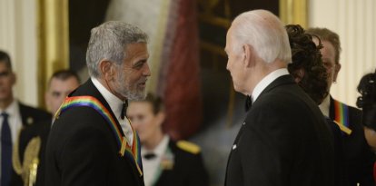 George Clooney y Joe Biden, durante un acto en la Casa Blanca en 2022