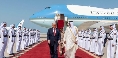El emir de Catar, Tamim bin Hamad Al Thani, da la bienvenida al presidente estadounidense, Donald Trump