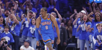 El alero de los Oklahoma City Thunder Jalen Williams (8) celebra tras anotar contra los Denver Nuggets.