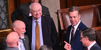 El presidente de la Cámara de Representantes de EE.UU., Mike Johnson (dcha.), republicano de Luisiana, habla con el representante Chip Roy (izq.), republicano de Texas, mientras la Cámara de Representantes se reúne para elegir al presidente de la Cámara para el 119º Congreso, en la Cámara de Representantes del Capitolio de EE.UU. en Washington, DC, el 3 de enero de 2025.
