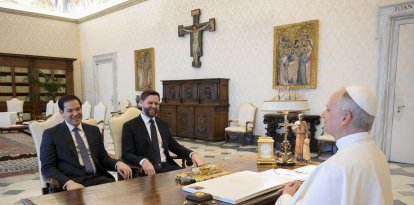 Esta foto tomada y distribuida el 19 de mayo de 2025 por The Vatican Media muestra al Secretario de Estado de EE.UU. Marco Rubio (I) y al Vicepresidente de EE.UU. JD Vance durante una audiencia privada con el Papa León XIV en El Vaticano.
