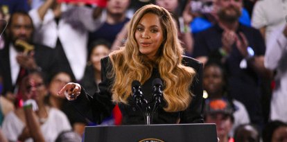 La cantante estadounidense Beyonce habla durante un acto de campaña de Kamala Harris