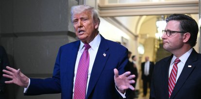 Donald Trump y Mike Johnson tras una reunión con congresistas del GOP en el Capitolio