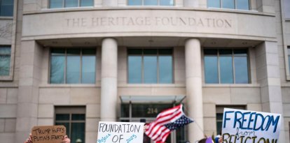 Personas protestarndo contra el Proyecto 2025 frente a la Fundación Heritage en Washington, D.C.
