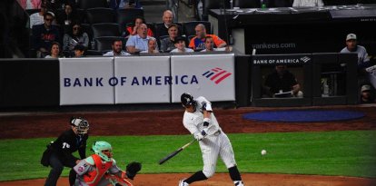 Aaron Judge da un batazo en el campo