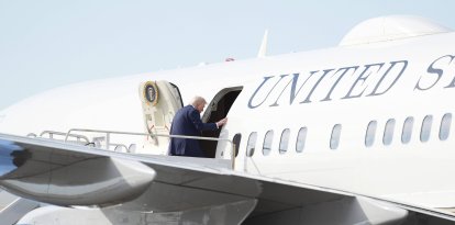 Trump entra en el Air Force One para realizar un viaje oficial