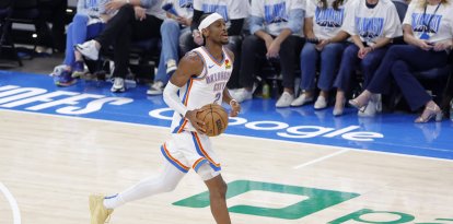 20 de mayo de 2025; Oklahoma City, Oklahoma, EE.UU.; El escolta de los Oklahoma City Thunder Shai Gilgeous-Alexander (2) regatea a los Milwaukee Bucks en el primer cuarto durante el primer partido de la final de la conferencia oeste de los Playoffs de la NBA 2025 en el Paycom Center.