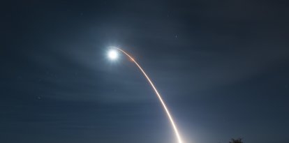Esta foto de la Fuerza Aérea de EE.UU. muestra un misil balístico intercontinental Minuteman III desarmado mientras se lanza durante una prueba de desarrollo a las 12:33 a.m. hora del Pacífico el 5 de febrero de 2020, en la Base Aérea Vandenberg, California. Estados Unidos probó el 5 de febrero de 2020 un misil balístico intercontinental Minuteman III desarmado con un nuevo tipo de vehículo de reentrada, en su intento de modernizar las anticuadas armas tierra-aire. El misil fue lanzado a las 08.30 GMT desde la Base Aérea de Vandenberg, en California, y voló 6.700 km por el Pacífico hasta el atolón de Kwajalein, en las Islas Marshall, según informó la Fuerza Aérea en un comunicado.