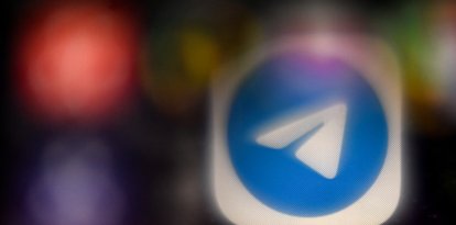 El logotipo del servicio de mensajería y llamadas móviles Telegram en la pantalla de un smartphone.