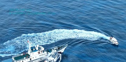 Buque de China desplegando un cañón de agua contra un bote filipino.