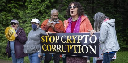 Manifestantes protestan contra la "Cena Cripto" en el club de golf de Virginia del Norte