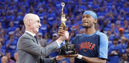 Gilgeous-Alexander recibe el premio MVP de Adam Silver.