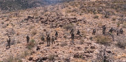 Soldados del Ejército de los EE.UU., 76ª Compañía de Ingenieros, asignados a la Fuerza de Tarea Conjunta-Frontera Sur, adquieren piquetes para la misión de emplazamiento de señales del Área de Defensa Nacional de Nuevo México (NMNDA) cerca de Antelope Wells, Nuevo México, 20 de mayo de 2025. Los materiales se suministraron por vía aérea debido a la austeridad del terreno que restringía las maniobras terrestres. Bajo la dirección del Mando Norte de EE.UU., la Fuerza Operativa Conjunta-Frontera Sur alinea los esfuerzos para sellar la frontera sur y repeler la actividad ilegal y es responsable de operaciones a gran escala, ágiles y en todos los dominios, lo que permitirá operaciones del DoD más efectivas y eficientes.