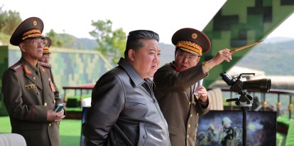 El líder norcoreano Kim Jong Un inspeccionando el entrenamiento táctico integral del Ejército Popular de Corea