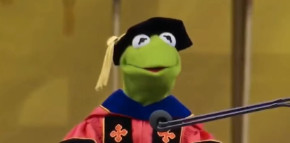 La Rana René ofrece discurso de graduación para estudiantes