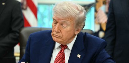Donald Trump, firmando órdenes ejecutivas