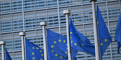 Banderas europeas frente a la sede de la UE en Bruselas.