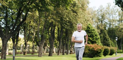 Un hombre realiza una caminata rápida para ayudar a regular la presión arterial