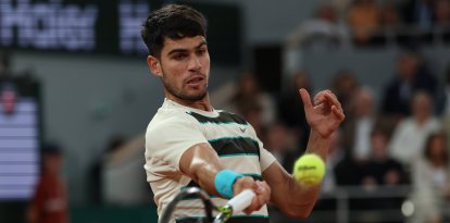 Carlos Alcaraz, frente a Lorenzo Musetti en Roland Garros 2025