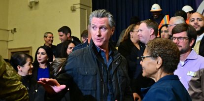 La alcaldesa de Los Ángeles, Karen Bass, se une al gobernador de California, Gavin Newsom, durante una rueda de prensa en la Willard Elementary School de Pasadena, California, el 23 de enero de 2025. Newsom firmará una ley por la que se destinarán 2.500 millones de dólares a apoyar los esfuerzos de respuesta y recuperación de Los Ángeles.