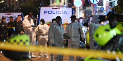 Expertos forenses custodian la escena del crimen tras el atentado al senador colombiano Miguel Uribe