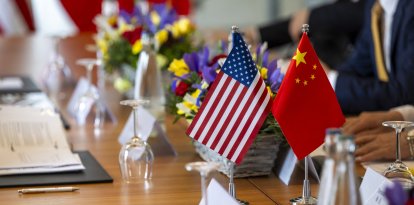 Banderas de China y EEUU antes de la reunión en Ginebra