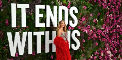 La actriz Blake Lively posa ante las cámaras en la premier de "It ends with us"