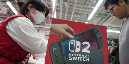 Un cliente adquiere una Nintendo Switch 2 en una tienda de Japón