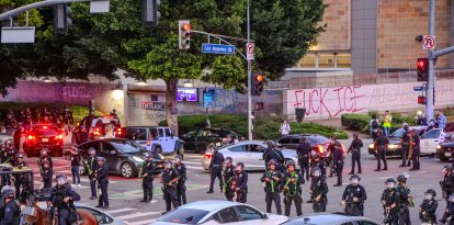 Las protestas contra ICE continúan el 10 de junio de 2025 en el centro de Los Ángeles, alrededor de los edificios federales donde ICE lleva a los presuntos inmigrantes ilegales para ser detenidos.