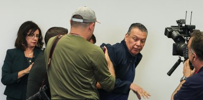 El senador estadounidense Alex Padilla, demócrata por California, es retirado de la sala tras interrumpir una rueda de prensa con la secretaria del Departamento de Seguridad Nacional, Kristi Noem, en el Wilshire Federal Building de Los Ángeles el 12 de junio de 2025.