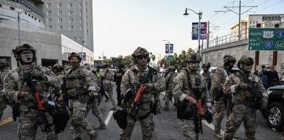 Agentes de cuerpos de protección estadounidense custodian los edificios federales