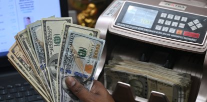 Una máquina de conteo de divisas, con dólares